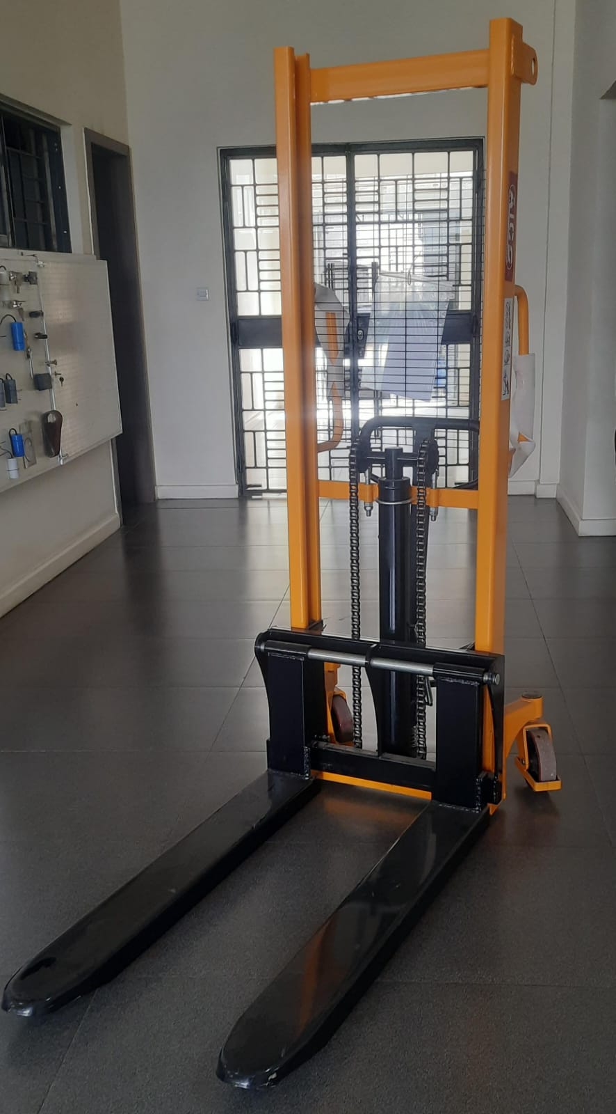AMS2000-1.6M Aico Japan Manual Stacker Capacity 2.0 Tonnes (2000kgs) Lifting height 1.6 metres - Image 5